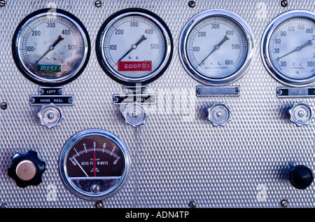 Les jauges de pression sur un camion d'incendie Banque D'Images