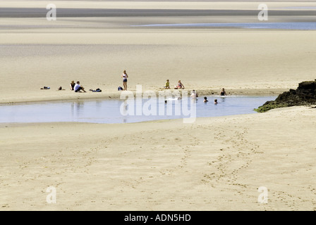 Les nageurs en piscine sur plage de l'estuaire de l'Afon Dwyryd près de Portmerion Portmeirion et Harlech dans le Nord du Pays de Galles Banque D'Images