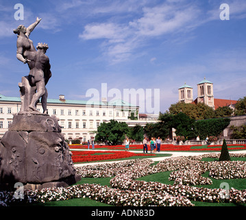 Autriche Salzbourg Les jardins du château Mirabell et musée Mozart et l'église de St Andrae Banque D'Images