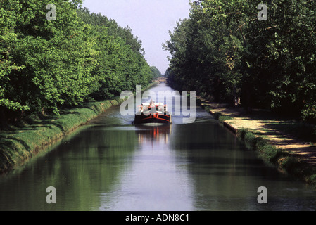 France, sud-ouest. Près de Montech. Belle Nuance péniche sur le Canal du Midi ici appelé Canal latéral à la Garonne. Banque D'Images