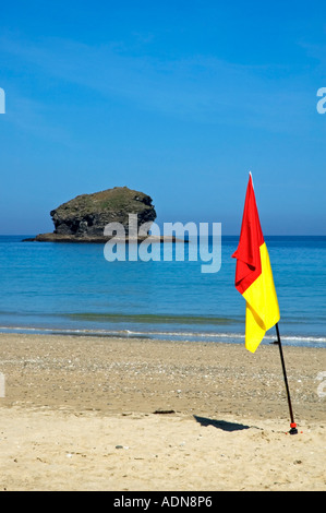 Un pavillon rouge et jaune sur la plage de portreath,Cornwall, Angleterre. Ce flag indique que la zone autour d'elle est sans danger pour la baignade Banque D'Images