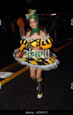 Jeune femme en costume de fantaisie Carnaval à La Havane Cuba Banque D'Images