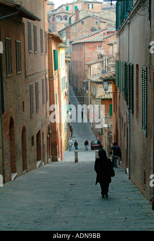 Une rue étroite à Sienne Toscane Italie Banque D'Images