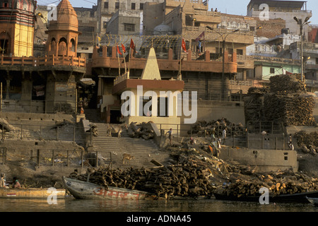 L'Uttar Pradesh Varanasi Inde Gange ghats bûcher bois Banque D'Images