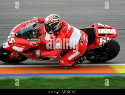 Loris Capirossi équitation pour l'équipe Ducati Moto GP en 2005 à Valence championnat Banque D'Images