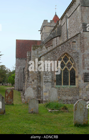 Vue latérale de l'église paroissiale de St Mary et St Blaise à Boxgrove, West Sussex, Angleterre Banque D'Images