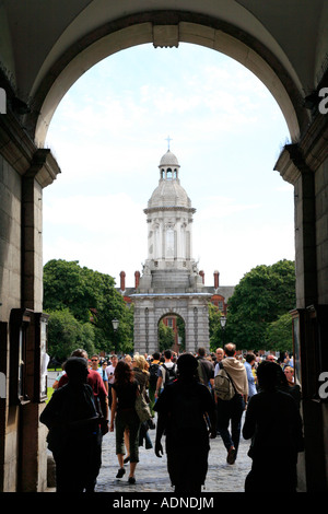 Tour de l'horloge au Trinity College de Dublin en Irlande vue par l'entrée principale Banque D'Images