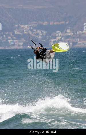 Kite surfer les vagues de saut dans la baie de Roses, sur la Costa Brava, Espagne Banque D'Images