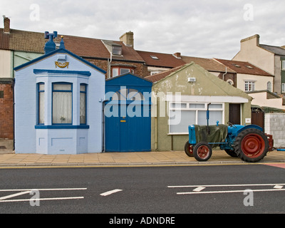 Maisons de pêcheurs avec un tracteur à Redcar Cleveland UK Banque D'Images