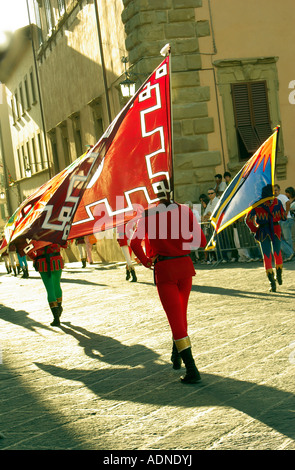 Arezzo Giostra del Saraceno (lanceurs de drapeaux) spandiatorre sihouetted dans la lumière du soir en costume medievel Banque D'Images