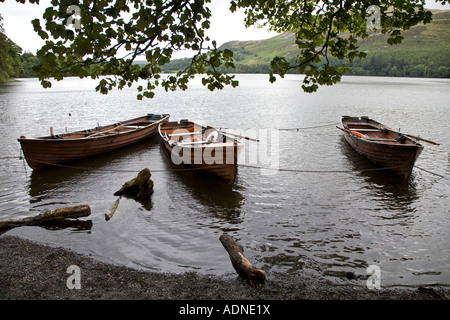 Aviron trois bateaux de pêche amarrés sur le bord du lac Loweswater dans le Lake District Cumbria Banque D'Images