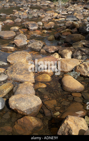 Rochers de granit dominent le paysage de cette scène de rivière australien outback Banque D'Images