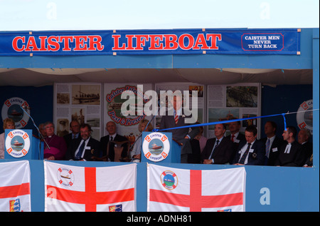 Le Prince Charles et Camilla à Caister lifeboat Banque D'Images