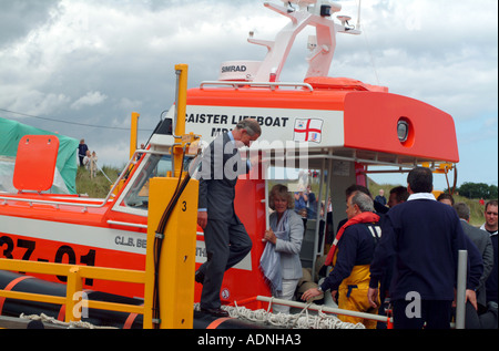 Le Prince Charles et Camilla à Caister lifeboat Banque D'Images