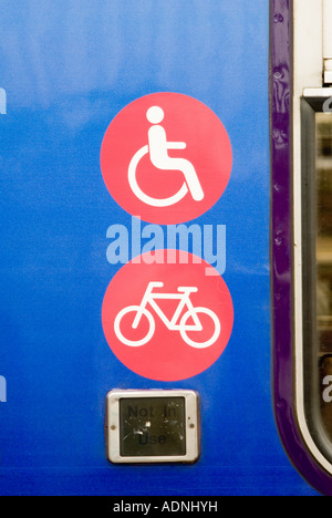 Symboles d'information sur le côté d'un wagon indiquant l'accès en fauteuil roulant et l'espace pour vélos, Angleterre, Royaume-Uni. Banque D'Images