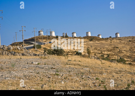 Vieux moulins sur la colline entre les villes de Gumbet et Bodrum en Turquie Banque D'Images