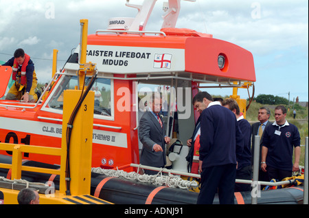 Le Prince Charles et Camilla à Caister lifeboat Banque D'Images