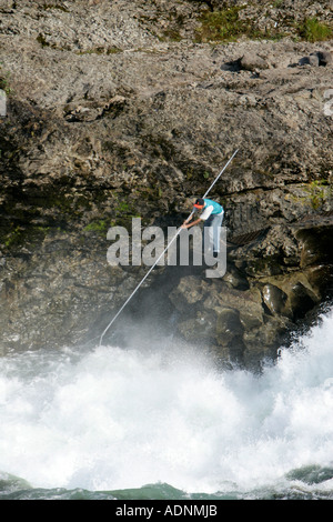 Indien est la pêche du saumon avec une pile et une moustiquaire à la rivière Bulkley à Morristown, British Columbia, Canada Banque D'Images