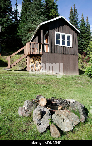 Lodge et feu de camp à Babine Lake en Colombie-Britannique, Canada Banque D'Images