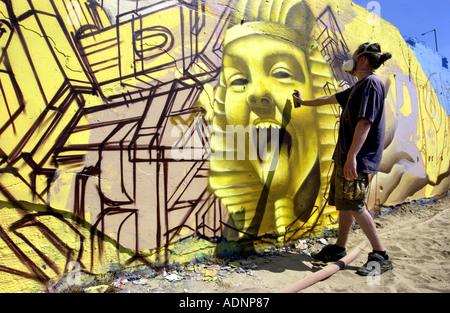 Urban street art rencontre les anciens Egyptiens comme artiste de graffiti crée un pharoah Banque D'Images