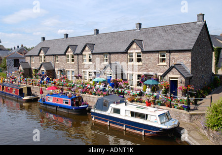 Chalets et bateaux nouvellement construits dans le bassin du canal lors du Festival de jazz de Brecon Powys Pays de Galles UK Banque D'Images