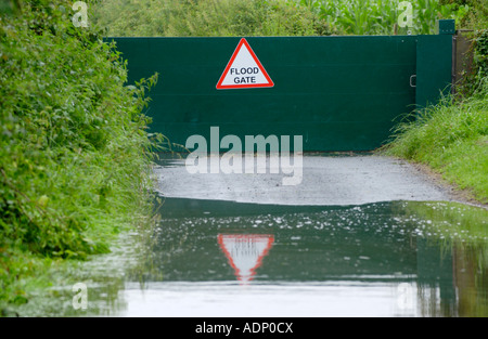 La porte d'inondation à Deerhurst Gloucestershire Angleterre Royaume-uni empêche la montée des eaux du fleuve Severn après les pluies prolongées Banque D'Images