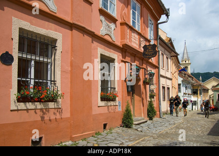 Sighisoara, Transylvanie, Roumanie. Backpackers en passant devant l'hôtel et restaurant Casa Wagner Banque D'Images