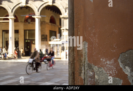 Scène de rue de la Piazza di Porta Ravegnana, Bologne, Emilie-Romagne, Italie Banque D'Images