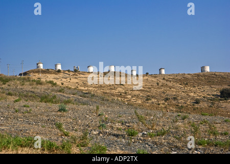 Vieux moulins sur la colline entre les villes de Gumbet et Bodrum en Turquie Banque D'Images