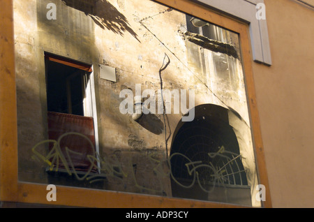 Graffitied miroir au-dessus de garage, Bologna, Emilia-Romagna, Italie Banque D'Images