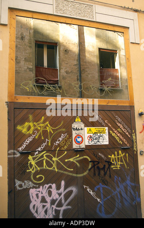 Graffitied miroir au-dessus de garage, Bologna, Emilia-Romagna, Italie Banque D'Images