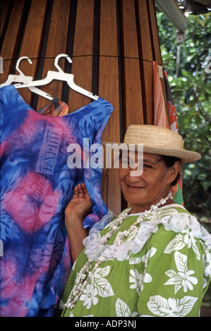 Vieille Femme Tahitienne robes vente exposant sur le port de Papeete Tahiti Pacifique Sud Banque D'Images