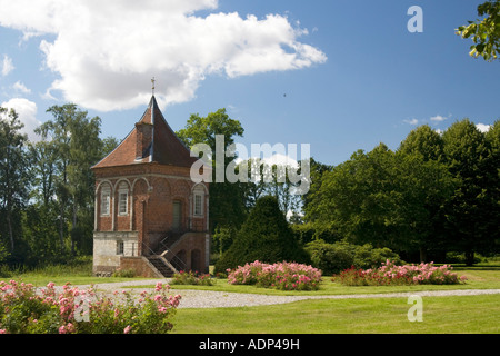 Vue grand angle du pavillon dans les jardins de Rosenholm château dans Hornselt près de Jutland Danemark Aarhus Banque D'Images