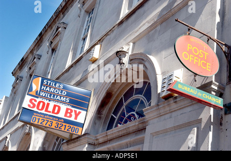 Agents immobiliers inhabituelle vendu enseigne sur un poste britannique. Banque D'Images