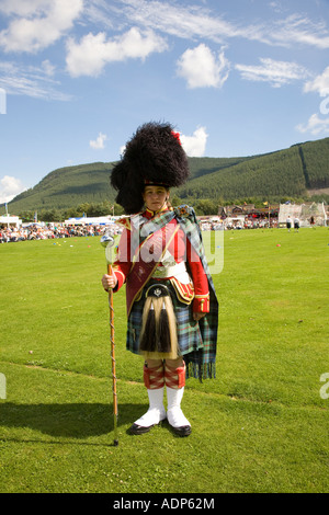 Scottish Highland Games - Ballater femme 'Drum Major' leader du groupe dans les highlands écossais et de robe à carreaux, Ecosse UK Banque D'Images