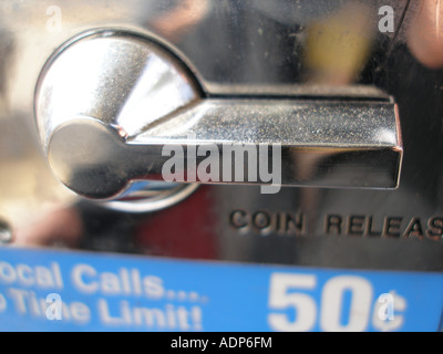 Coin presse sur un téléphone public Banque D'Images