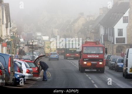 Les poids lourds sur High Street Burford Oxfordshire Royaume-Uni Banque D'Images