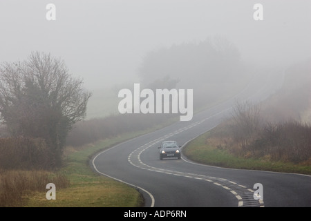 Les lecteurs de voiture le long de la route de brume France Banque D'Images