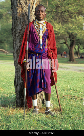 Guerrier Masaï en costume traditionnel dans la brousse africaine, en Tanzanie Banque D'Images