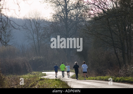 Les coureurs en pays lane kingham les Cotswolds, Royaume-Uni Banque D'Images