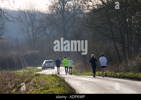 Les coureurs en pays lane kingham les Cotswolds, Royaume-Uni Banque D'Images