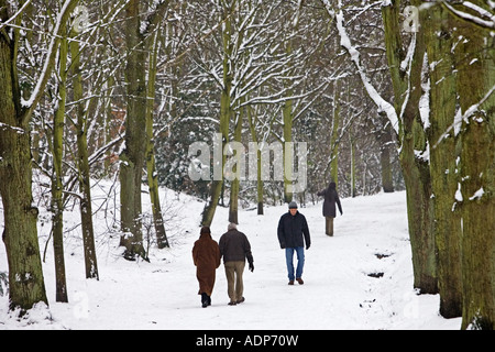 Les gens marchent sur la neige couverts Royaume-Uni Londres Hampstead Heath Banque D'Images