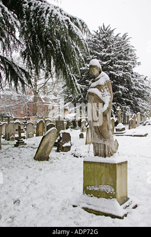 Monument couvert de neige et de pierres tombales dans le cimetière de la paroisse de Hampstead London United Kingdom Banque D'Images