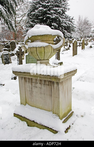 Monument couvert de neige de Hugh Gaitskell s tombe cimetière Paroisse Hampstead London UK Banque D'Images