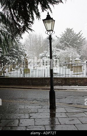 En plus de la lampe de rue cimetière couvert de neige du nord de Londres, Royaume-Uni Banque D'Images