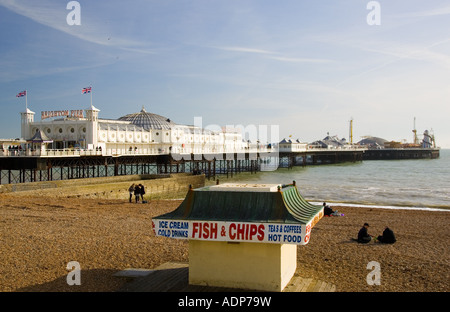 Poisson et chip shop sur la plage par la jetée de Brighton sur la côte sud de l'Angleterre, Royaume-Uni Banque D'Images
