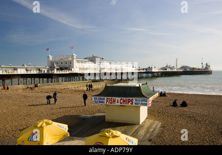 Poisson et chip shop sur la plage par la jetée de Brighton Angleterre Royaume-Uni Banque D'Images