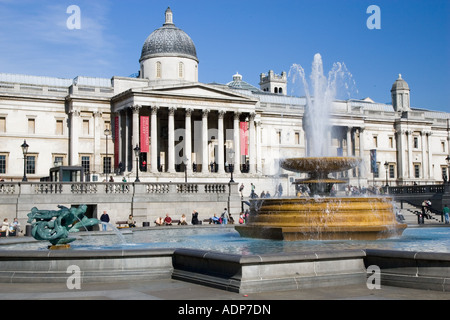 Fontaines en face de la National Gallery à Trafalgar Square London United Kingdom Banque D'Images