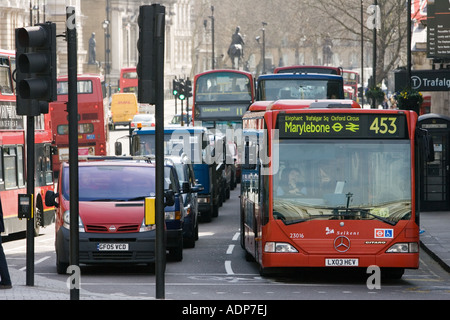 Trafic dans Trafalgar Square Londres Angleterre Royaume-Uni Banque D'Images