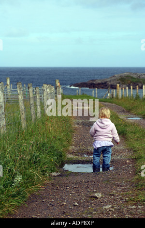 Jeune fille (18 mois) sur croft chemin, Uig Isle Of Lewis Ecosse UK Août 2007 Banque D'Images
